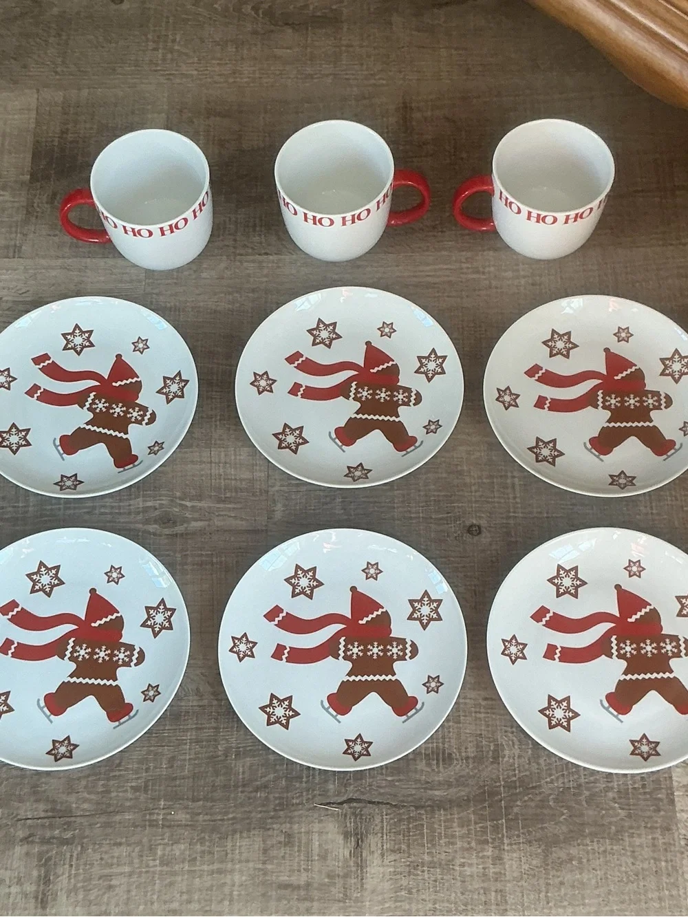 Crate & Barrel Ice Skating Gingerbread Man Holiday Set – 6 Plates 3 Mugs